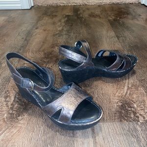 Super cute and comfy Born sandals, silver color